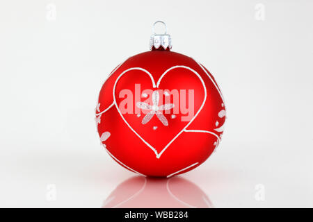 Weihnachtskugel in Rot und Weiß. Studio Bild vor einem weißen Hintergrund. Schweiz Stockfoto