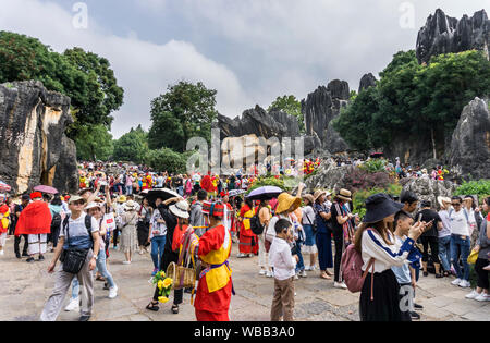 Besuch der Stone Forest, Kunming, Provinz Yunnan, China. Kalksteinformationen in der shilin Yi Autonomen County. Am 8. August 2019 entnommen. Stockfoto