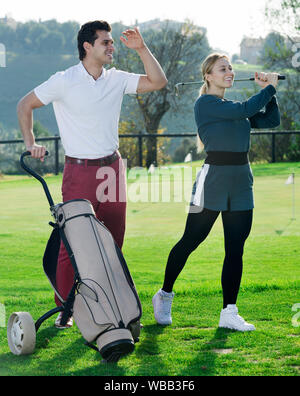 Lächelnd golf Partner spielen Tour Golf am Golfplatz zusammen Stockfoto
