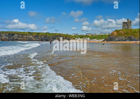 Ballybunion, County Kerry, Irland und der Sandstrand ist durch die Reste von Ballybunion Castle übersehen Stockfoto