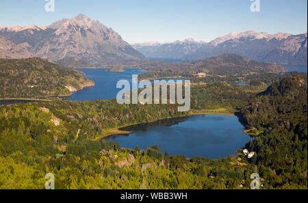 Blick auf die Berge und Seen Campanario an einem sonnigen Tag, Nationalpark Nahuel Huapi. San Carlos de Bariloche, Argentinien, Patagonien Stockfoto