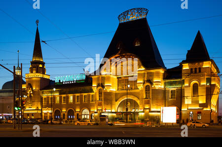 Jaroslawski Bahnhof in Moskau bei Nacht. Russland. Große Buchstaben auf der Fassade - Die Inschrift Jaroslawski Station. Stockfoto