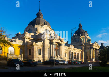 Stadtbild von Budapest mit dem Bau von Széchenyi Thermalbad im sonnigen Herbsttag Stockfoto