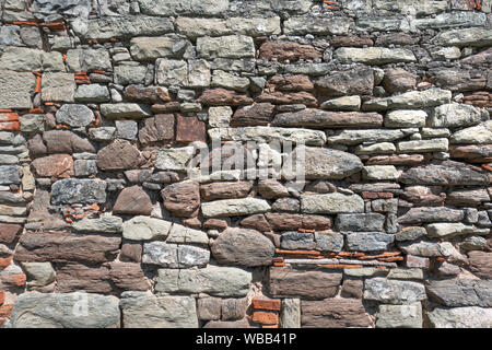 Alte, sehr rauen Steinmauer im Sonnenlicht Stockfoto