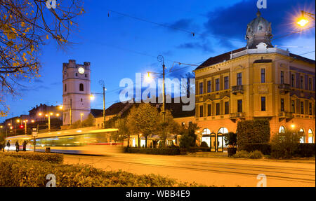 Sicht der Nacht Straßen der Stadt Debrecen mit kleinen Reformierten Kirche, Ungarn Stockfoto