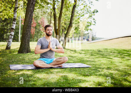 Junge Menschen meditieren, im Freien in einem Park konzentriert Stockfoto