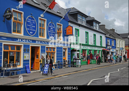 Farbenfrohe Gebäude säumen die Straßen in der Küstenstadt Dingle, County Kerry, Republik von Irland Stockfoto