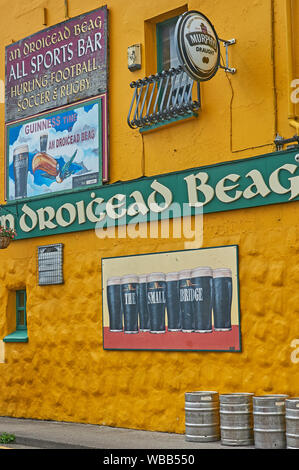 Farbenfrohe Gebäude säumen die Straßen in der Küstenstadt Dingle, County Kerry, Republik von Irland Stockfoto