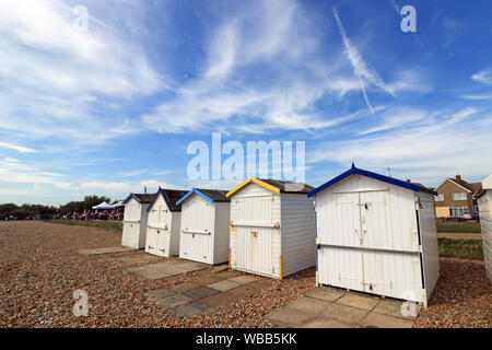 Umkleidekabinen am Strand an der Promenade von Marine Crescent Goring-by-Sea, West Sussex England UK. Stockfoto