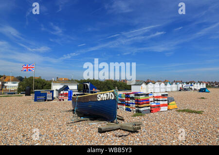 Fischerboot und Stall verkaufen frisch gefangenen Fisch am Strand bei Marine Crescent Goring-by-Sea, West Sussex England UK. Stockfoto