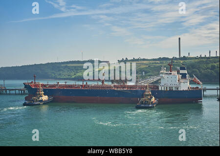 Öl- und petro-chemischen Tanker auf Pontons mit Milford Haven Raffinerien in South Wales vertäut. Stockfoto