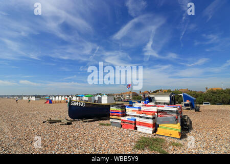 Fischerboot und Stall verkaufen frisch gefangenen Fisch am Strand bei Marine Crescent Goring-by-Sea, West Sussex England UK. Stockfoto