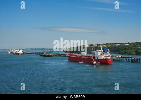 Öl- und petro-chemischen Tanker auf Pontons mit Milford Haven Raffinerien in South Wales vertäut. Stockfoto