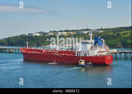 Öl- und petro-chemischen Tanker auf Pontons mit Milford Haven Raffinerien in South Wales vertäut. Stockfoto