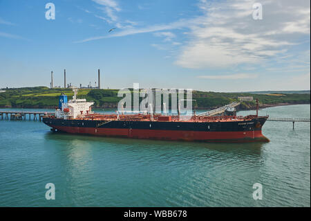 Öl- und petro-chemischen Tanker auf Pontons mit Milford Haven Raffinerien in South Wales vertäut. Stockfoto