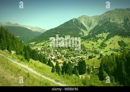 Klosters - schönen Schweizer Stadt in Surselva Spektrum der Alpen. Kanton Graubünden (Graubünden). Querbearbeitung Colour Style - retro Ton. Stockfoto