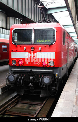 STUTTGART, DEUTSCHLAND - 24. Juli: Deutsche Bahn Regio Zug am 24. Juli 2010 in Stuttgart, Deutschland. DB ist ein profitables National Railway Company mit 2,3 Stockfoto