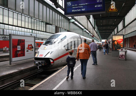 STUTTGART, DEUTSCHLAND - 24. Juli: Intercity Express (ICE) der Deutschen Bahn AG am 24. Juli 2010 in Stuttgart, Deutschland. DB ist ein profitables nationalen railw Stockfoto