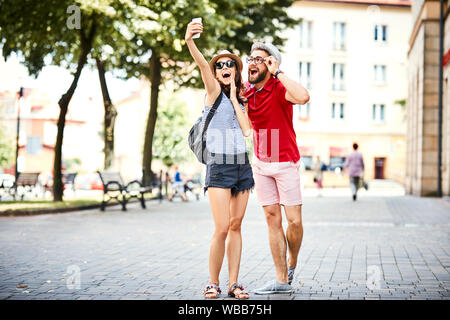 Junges Paar unter selfie zusammen, während Sie zu Fuß in der Stadt im Sommer Stockfoto