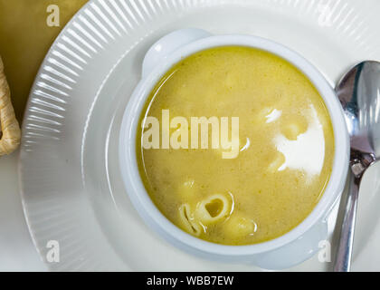 Hausgemachte Nahrung nudeln Suppe serviert in der Schüssel Stockfoto