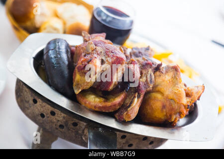 Beliebte argentinisches Gericht asado von gegrilltem Fleisch zum Abendessen serviert Stockfoto
