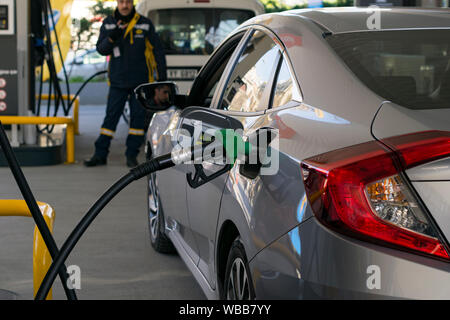 Grünen Griffs Benzin Düse zu tanken. Betankung des Fahrzeugs an der Tankstelle Stockfoto