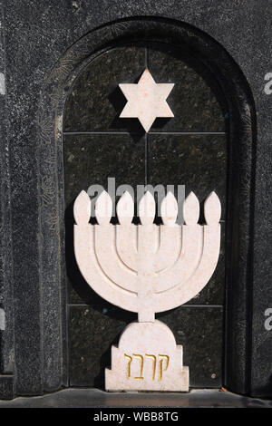 Menorah - Jüdische Symbol in einem Grab stein in Mailand monumentale Friedhof Stockfoto