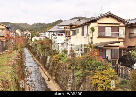 Suburban japanische Häuser - typische Wohngegend in Ukyo Ward (ukyo-ku) in Kyoto, Japan. Stockfoto