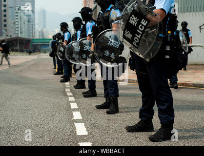 Hongkong, China. 24 Aug, 2019. Riot Polizisten stehen auf der Hut während des Protestes in Kwun Tong. Massendemonstrationen für ein Wochenende in Hongkong, die im Juni 2019 über einen jetzt - verschobene Auslieferung Bill begann China fort. Credit: SOPA Images Limited/Alamy leben Nachrichten Stockfoto