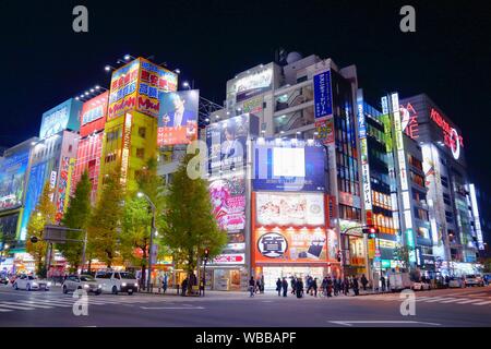 XÌTOKYO, Japan - Dezember 1, 2016: Nacht street view von Akihabara in Tokio, Japan. Akihabara ist als elektrische Stadt Bezirk bekannt, es Stockfoto