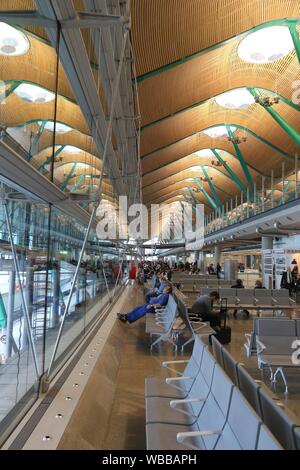 MADRID, Spanien - 20 November, 2016: Terminal T4 am Flughafen Madrid Barajas in Spanien. Es ist die 6 verkehrsreichsten Flughafen Europas, mit 50,4 Millionen Passagieren Stockfoto