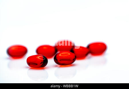 Red Soft Gelkapsel Pillen auf weißem Hintergrund. Stapel von Red soft Gelatine Kapsel. Vitamine und Nahrungsergänzungsmittel Konzept. Pharmazeutische Stockfoto