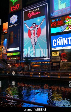 OSAKA, Japan - 21. NOVEMBER 2016: Nacht Lichter und Leuchtstoffröhren von Dotonbori, in Osaka, Japan. Dotonbori ist das Vergnügungsviertel der Stadt Osaka. Stockfoto