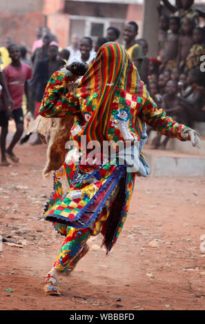 Zeremonielle Egungun voodoo Maske Tanz in Benin, Afrika Stockfoto