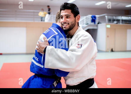 Hannover, Deutschland. 20 Aug, 2019. Tarife Badawi (r), Flüchtling aus Syrien und Kampfkünstler, begrüßt seinen Trainingspartner Tobias Loesch während das Judo Training in der Halle am Olympiastützpunkt Niedersachsen. Der Sportler des Braunschweiger Judo Club beginnt für die Internationale Föderation, die zum ersten Mal sendet ein Team von Flüchtlingen nach Tokio für die Weltmeisterschaften. Die Wm wird als Test für die Olympischen Spiele angesehen. Credit: Hauke-Christian Dittrich/dpa/Alamy leben Nachrichten Stockfoto