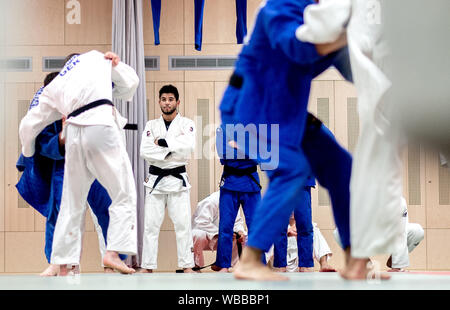 Hannover, Deutschland. 20 Aug, 2019. Tarife Badawi (M), Flüchtling aus Syrien und Kampfkünstler, Uhren mehrere Kämpfe von anderen Judoka während das Judo Training in der Halle am Olympiastützpunkt Niedersachsen. Der Sportler des Braunschweiger Judo Club beginnt für die Internationale Föderation, die zum ersten Mal sendet ein Team von Flüchtlingen nach Tokio für die Weltmeisterschaften. Die Wm wird als Test für die Olympischen Spiele angesehen. Credit: Hauke-Christian Dittrich/dpa/Alamy leben Nachrichten Stockfoto