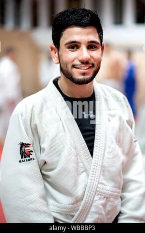 Hannover, Deutschland. 20 Aug, 2019. Tarife Badawi, Flüchtling aus Syrien und Kampfkünstler, steht nach dem Judo Training in einer Halle am Olympiastützpunkt Niedersachsen. Der Sportler des Braunschweiger Judo Club beginnt für die Internationale Föderation, die zum ersten Mal sendet ein Team von Flüchtlingen nach Tokio für die Weltmeisterschaften. Die Wm wird als Test für die Olympischen Spiele angesehen. Credit: Hauke-Christian Dittrich/dpa/Alamy leben Nachrichten Stockfoto