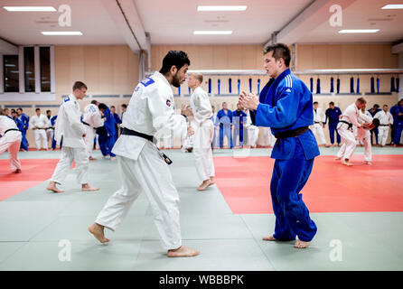 Hannover, Deutschland. 20 Aug, 2019. Tarife Badawi (l), Flüchtling aus Syrien und Kampfkünstler, kämpft mit seinen trainingspartner Anton Shilov während das Judo Training in der Halle am Olympiastützpunkt Niedersachsen. Der Sportler des Braunschweiger Judo Club beginnt für die Internationale Föderation, die zum ersten Mal sendet ein Team von Flüchtlingen nach Tokio für die Weltmeisterschaften. Die Wm wird als Test für die Olympischen Spiele angesehen. Credit: Hauke-Christian Dittrich/dpa/Alamy leben Nachrichten Stockfoto