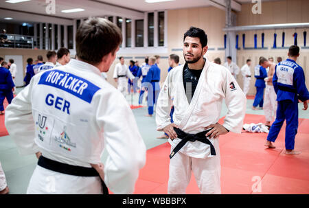 Hannover, Deutschland. 20 Aug, 2019. Tarife Badawi (r), Flüchtling aus Syrien und Kampfkünstler, spricht mit seinen trainingspartner Sebastian Hofäcker während das Judo Training in der Halle am Olympiastützpunkt Niedersachsen. Der Sportler des Braunschweiger Judo Club beginnt für die Internationale Föderation, die zum ersten Mal sendet ein Team von Flüchtlingen nach Tokio für die Weltmeisterschaften. Die Wm wird als Test für die Olympischen Spiele angesehen. Credit: Hauke-Christian Dittrich/dpa/Alamy leben Nachrichten Stockfoto