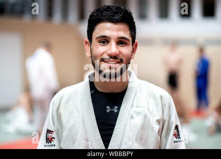 Hannover, Deutschland. 20 Aug, 2019. Tarife Badawi, Flüchtling aus Syrien und Kampfkünstler, steht nach dem Judo Training in einer Halle am Olympiastützpunkt Niedersachsen. Der Sportler des Braunschweiger Judo Club beginnt für die Internationale Föderation, die zum ersten Mal sendet ein Team von Flüchtlingen nach Tokio für die Weltmeisterschaften. Die Wm wird als Test für die Olympischen Spiele angesehen. Credit: Hauke-Christian Dittrich/dpa/Alamy leben Nachrichten Stockfoto