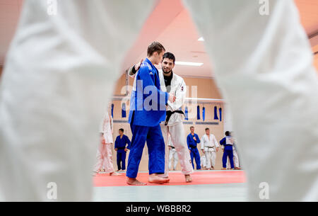 Hannover, Deutschland. 20 Aug, 2019. Tarife Badawi (r), Flüchtling aus Syrien und Kampfkünstler, überquert die Matte mit seinen trainingspartner Jakub Pankowski während das Judo Training in der Halle am Olympiastützpunkt Niedersachsen. Der Sportler des Braunschweiger Judo Club beginnt für die Internationale Föderation, die zum ersten Mal sendet ein Team von Flüchtlingen nach Tokio für die Weltmeisterschaften. Die Wm wird als Test für die Olympischen Spiele angesehen. Credit: Hauke-Christian Dittrich/dpa/Alamy leben Nachrichten Stockfoto