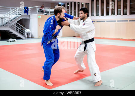 Hannover, Deutschland. 20 Aug, 2019. Tarife Badawi (r), Flüchtling aus Syrien und Kampfkünstler, kämpft mit seinen trainingspartner Tobias Loesch während das Judo Training in der Halle am Olympiastützpunkt Niedersachsen. Der Sportler des Braunschweiger Judo Club beginnt für die Internationale Föderation, die zum ersten Mal sendet ein Team von Flüchtlingen nach Tokio für die Weltmeisterschaften. Die Wm wird als Test für die Olympischen Spiele angesehen. Credit: Hauke-Christian Dittrich/dpa/Alamy leben Nachrichten Stockfoto