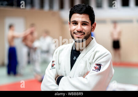 Hannover, Deutschland. 20 Aug, 2019. Tarife Badawi, Flüchtling aus Syrien und Kampfkünstler, steht nach dem Judo Training in einer Halle am Olympiastützpunkt Niedersachsen. Der Sportler des Braunschweiger Judo Club beginnt für die Internationale Föderation, die zum ersten Mal sendet ein Team von Flüchtlingen nach Tokio für die Weltmeisterschaften. Die Wm wird als Test für die Olympischen Spiele angesehen. Credit: Hauke-Christian Dittrich/dpa/Alamy leben Nachrichten Stockfoto