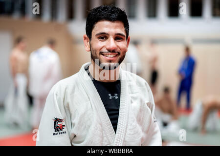 Hannover, Deutschland. 20 Aug, 2019. Tarife Badawi, Flüchtling aus Syrien und Kampfkünstler, steht nach dem Judo Training in einer Halle am Olympiastützpunkt Niedersachsen. Der Sportler des Braunschweiger Judo Club beginnt für die Internationale Föderation, die zum ersten Mal sendet ein Team von Flüchtlingen nach Tokio für die Weltmeisterschaften. Die Wm wird als Test für die Olympischen Spiele angesehen. Credit: Hauke-Christian Dittrich/dpa/Alamy leben Nachrichten Stockfoto