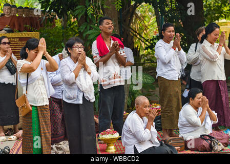 Gebete im Wat Bo Tempel während Meak Bochea Tag, in Siem Reap, Kambodscha Stockfoto