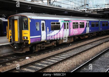 LEEDS, Großbritannien, 12. JULI 2016: Arriva Northern Rail Class 150 Sprinter am Bahnhof Leeds Station in Großbritannien. Bahnhof Leeds wurde von 28,8 Mio. ein verwendet Stockfoto