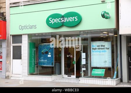 DONCASTER, Großbritannien - 12 Juli, 2016: Specsavers optician Store in Doncaster, Großbritannien. Die Marke Specsavers hat über 1.650 Filialen in mehreren Ländern. Stockfoto