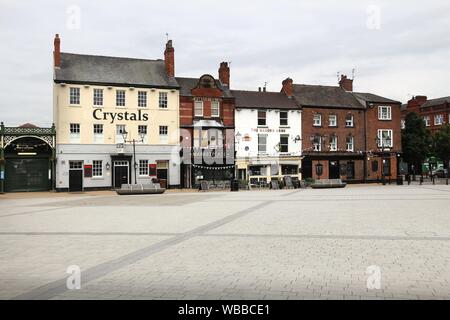 DONCASTER, Großbritannien - 12 Juli, 2016: Pubs auf dem Marktplatz in der Innenstadt von Doncaster, Großbritannien. Es ist eine der größten Städte in South Yorkshire, mit einer Bevölkerung von 109,8 Stockfoto