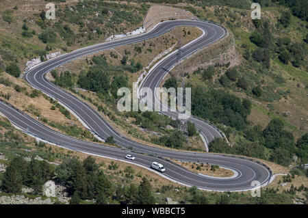 Wohnmobile erklimmen Sie die spektakuläre Kurven des Port de Bonaigua pass in Katalonien, Spanien Stockfoto