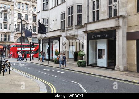 LONDON, Großbritannien - 9. JULI 2016: Shopper besuchen Boutiquen im Old Bond Street in London. Bond Street ist eine große Einkaufsstraße im West End von London Stockfoto